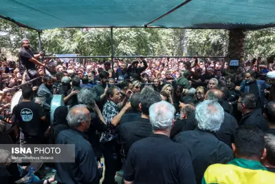 سلفی با تشییع پیکر اکبر عبدی!